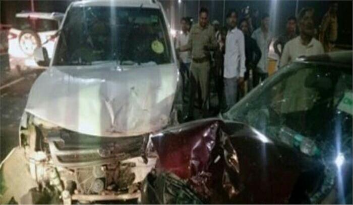 एलिवेटेड रोड पर दो कारों की टक्कर, चालक घायल