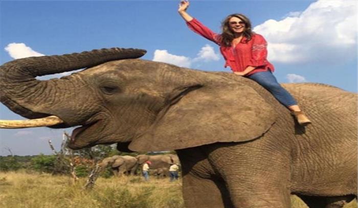 अभिनेत्री एलिजाबेथ हर्ले ने हाथी की सवारी का लुत्फ उठाया​​​​​​​