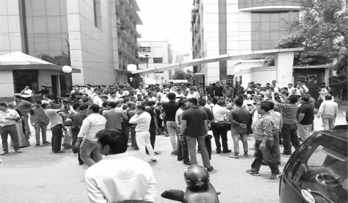 आक्रोशित आम्रपाली के निवेशकों ने किया प्रदर्शन