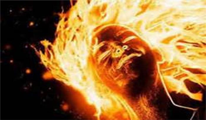 युवती ने अपने खेत पर आत्मदाह किया