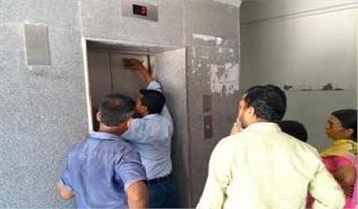 आधे घंटे लिफ्ट में फंसी महिला, न काम आया इमरजेंसी बटन, न लगा फोन
