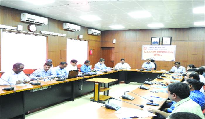 हिन्दी में कार्य करने पर जोर