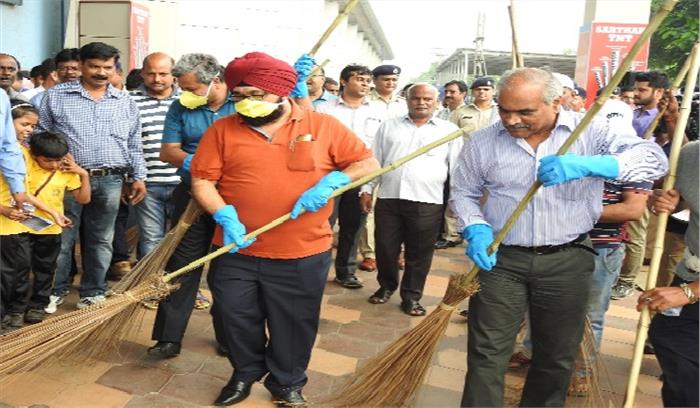 कर्मचारियों ने स्टेशन में लगाई झाडू स्वच्छता की ली शपथ