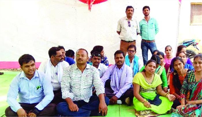 नायब तहसीलदार के साथ एसडीएम के खिलाफ पटवारियों का मोर्चा नायब तहसीलदार के साथ एसडीएम के खिलाफ पटवारियों का मोर्चा