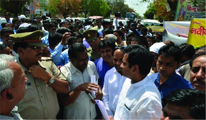 मांगों को लेकर सड़क पर उतरे अस्थाई कर्मचारी विभागों को सौंपे ज्ञापन