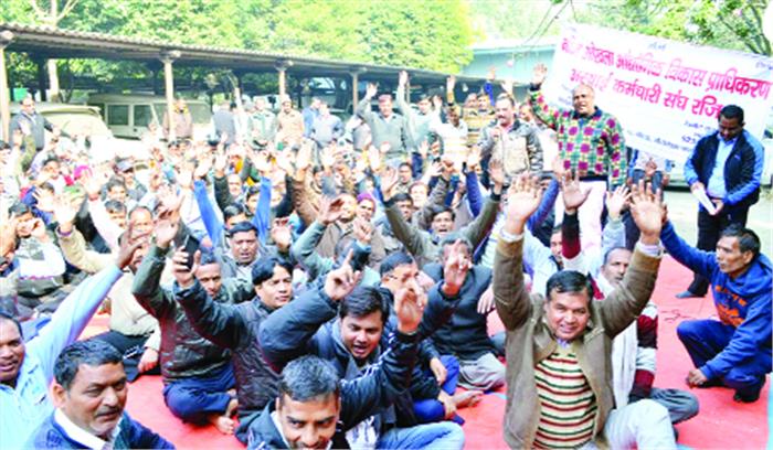 84 करोड़ रुपए पीएफ व अक्टूबर से सैलरी नहीं मिलने से नाराज