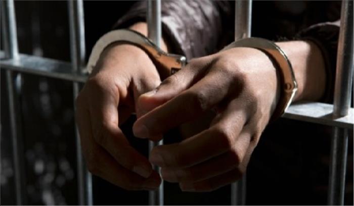 रोजगार सहायक रिश्वत लेते गिरफ्तार