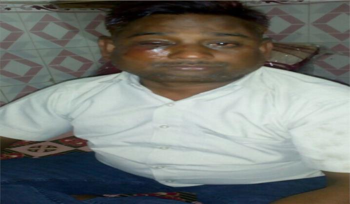 निगम अधिकारी की हुई पिटाई कर्मचारियों ने शुरू की हड़ताल निगम अधिकारी की हुई पिटाई कर्मचारियों ने शुरू की हड़ताल