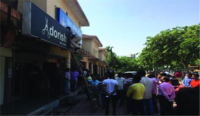 अतिक्रमण हटाने के दौरान महिला समेत तीन घायल