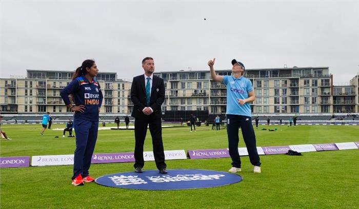 इंग्लैंड की महिलाओं ने टॉस जीता, गेंदबाजी चुनी