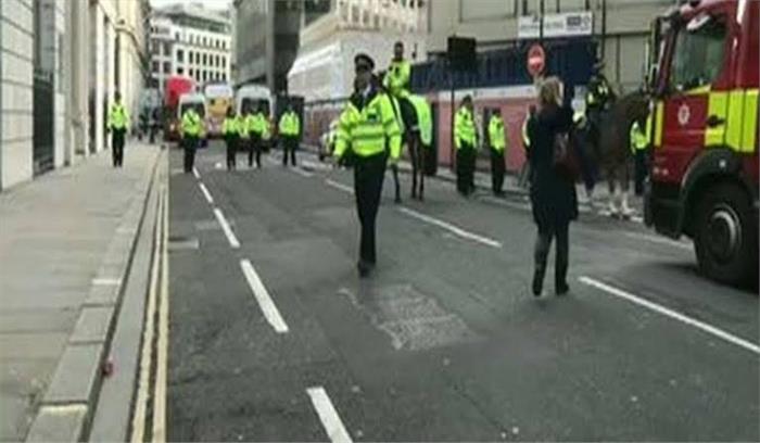 लंदन में आतंकवादी हमले में 2 लोगों की मौत, 3 घायल लंदन में आतंकवादी हमले में 2 लोगों की मौत, 3 घायल