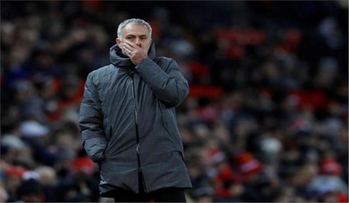 हार के बाद मैनचेस्टर युनाइटेड क्लब के कोच जोस मोरिन्हो पर फेंका गया पानी और दूध