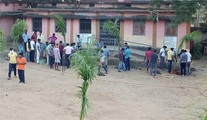 चंदा एकत्र कर स्कूल परिसर में पौधारोपण