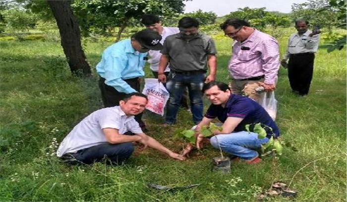 पर्यावरण  को बचाने के लिए सामाजिक संगठन व सोसाइटीवासियों ने किया वृक्षारोपण