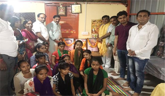 झुग्गी-झोपड़ी में बच्चों के साथ मनाया भाजपा ने स्थापना दिवस