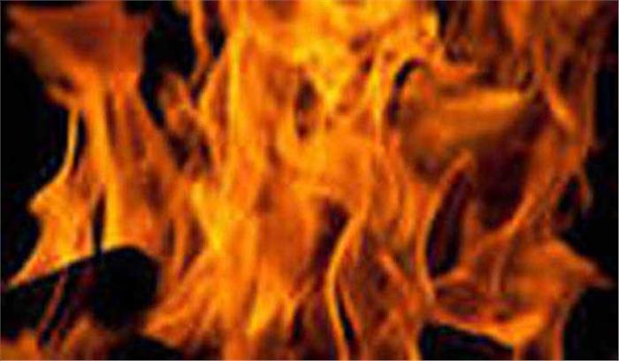 उत्तर पदेश कें एटा में कबाड़ गोदाम में आग, चार झुलसे