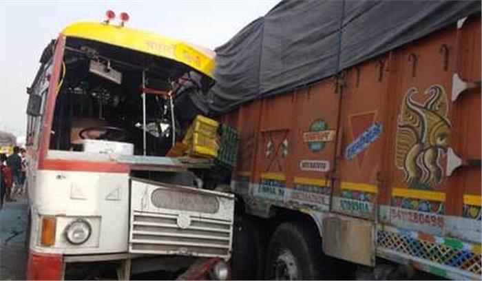 उत्तर प्रदेश : ट्रक ने बस का मारी टक्कर, एक यात्री की मौत, 17 घायल