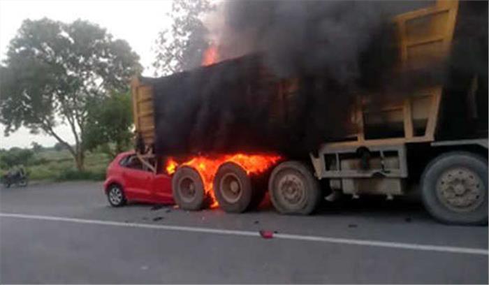 इटावा में डंफर से टकराकार कार में लगी आग,सवार युवक जलमरा