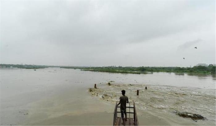 इटावा में रैगिंग से तंग छात्र यमुना मे कूदा