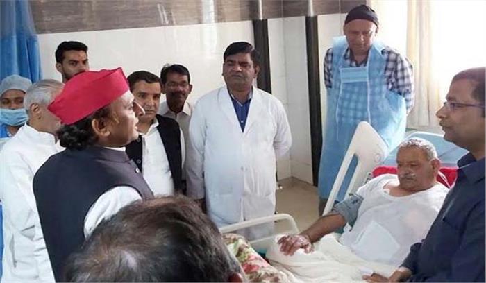 घायल चाचा को देखने सैफई आये अखिलेश