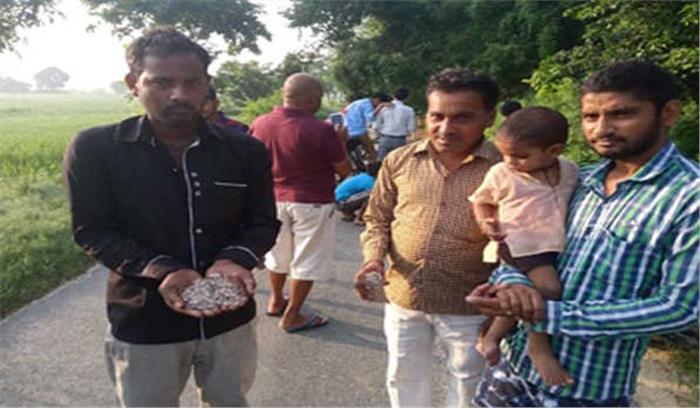 इटावा में सड़क पर बिखरे मिले कटे फटे नोट इटावा में सड़क पर बिखरे मिले कटे फटे नोट