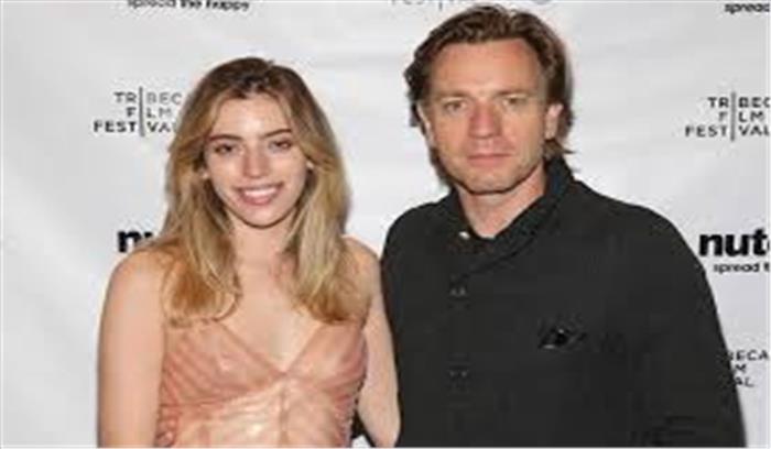 क्लारा मैकग्रेगोर ने टॉपलेस तस्वीरें साझा की