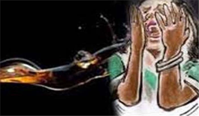 बदमाशों ने 2 छात्राओं पर फेंका एसिड बदमाशों ने 2 छात्राओं पर फेंका एसिड