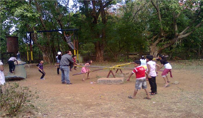 छोटे एवं बड़े पार्कों में छुट्टी का लुत्फ उठा रहे बच्चे