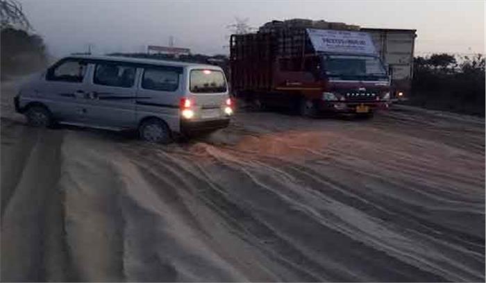 एक्सप्रेस-वे की सर्विस रोड बनी मुसीबत एक्सप्रेस-वे की सर्विस रोड बनी मुसीबत