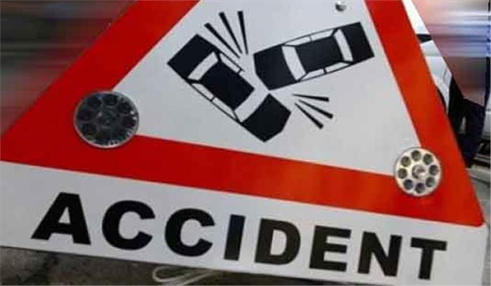 खड़े ट्रक में जा घुसी तेज रफ्तार कार, चार घायल 