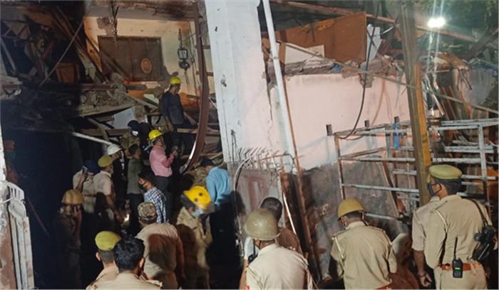 नोएडा में बहुमंजिला इमारत गिरने से 2 लोगों की मौत, 3 घायल