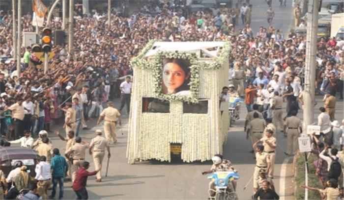 फडणवीस के आदेश पर राजकीय सम्मान के साथ हुआ था श्रीदेवी का अंतिम संस्कार