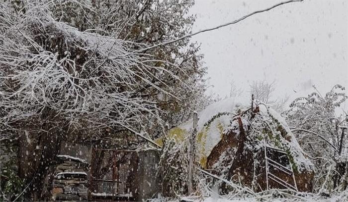 हिमाचल में हल्की बर्फबारी से तापमान में गिरावट हिमाचल में हल्की बर्फबारी से तापमान में गिरावट