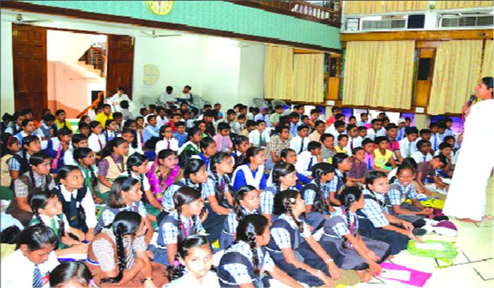 फैंसी ड्रेस स्पर्धा में बच्चों ने दिखाई प्रतिभा