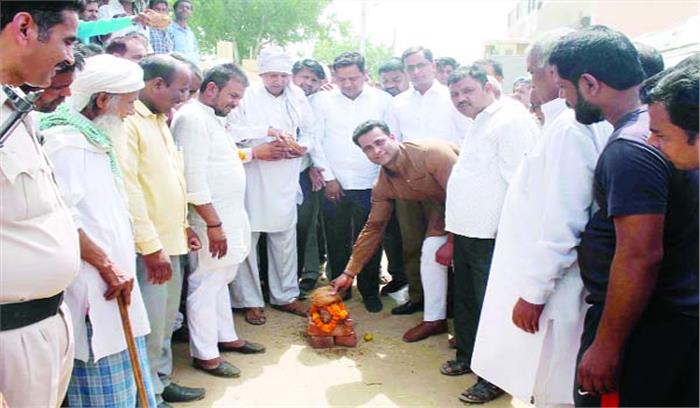 वरिष्ठ उपमहापौर ने किया सीवरेज व पानी की लाईन डालने के कार्य का शुभारंभ