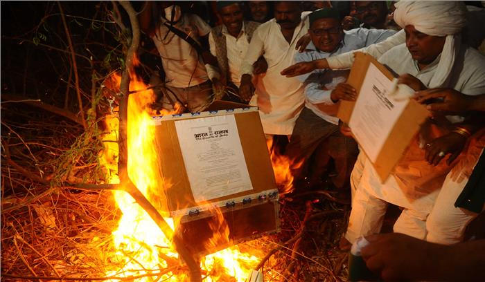 किसानों के समर्थन में बॉर्डर पहूंचे होशियारपुर के बाबा, किसानों का कर रहे नि:शुल्क उपचार
