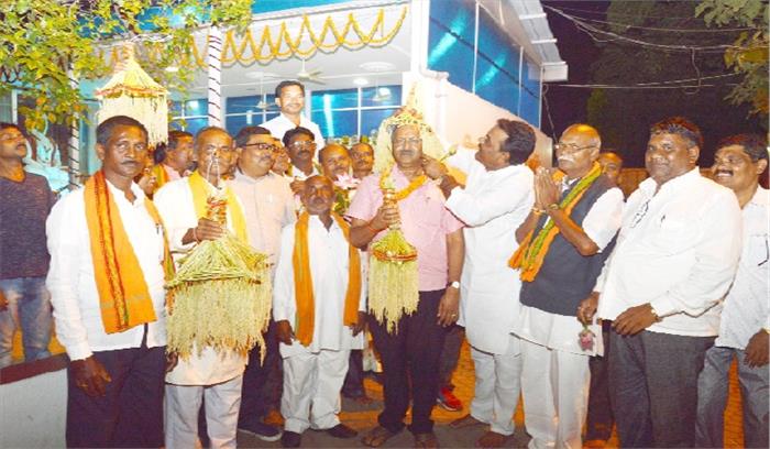 किसानों ने बृजमोहन को भेंट किया धान से भरा काठा और कमल फूल