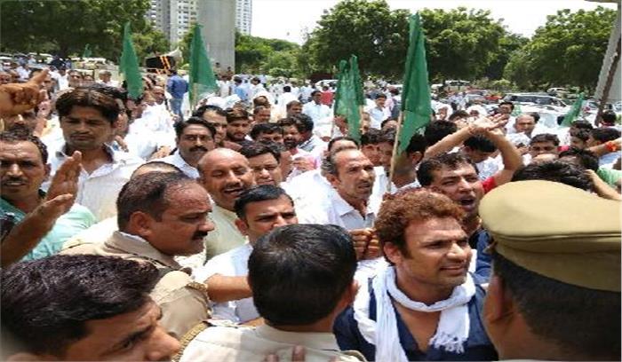 किसानों ने ग्रेनो प्राधिकरण घेरा