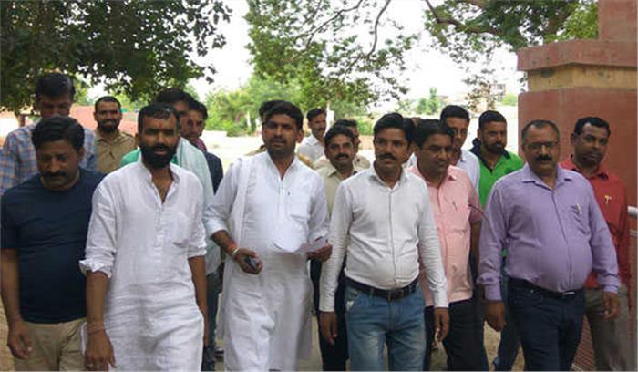 किसान आत्महत्या के विरोध में वामपंथियों ने किया प्रदर्शन