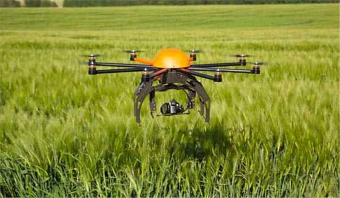किसान अब खेती में ले रहे हैं ड्रोन का लाभ