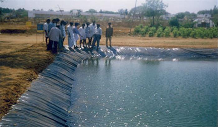 पानी की कमी को दूर करने के लिए सीहोर के किसान बना रहे प्लास्टिक के तालाब