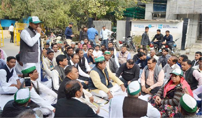 मांगों को लेकर किसानों ने प्राधिकरण के बाहर की पंचायत