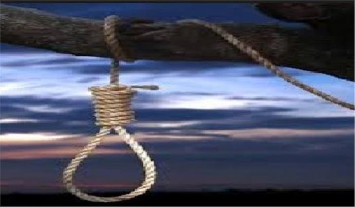 किसान ने पेड पर फांसी लगाकर की आत्महत्या