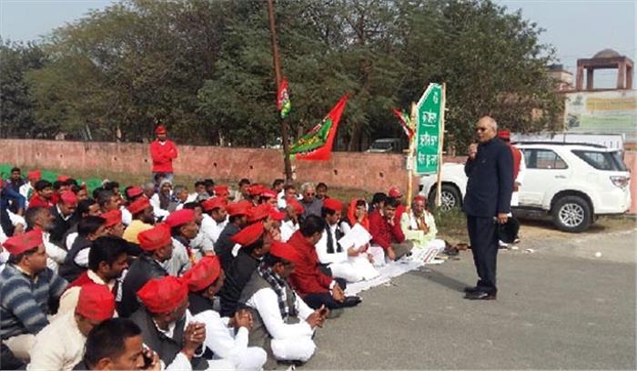 किसानों की समस्या को लेकर सपा ने तहसीलों पर दिया धरना