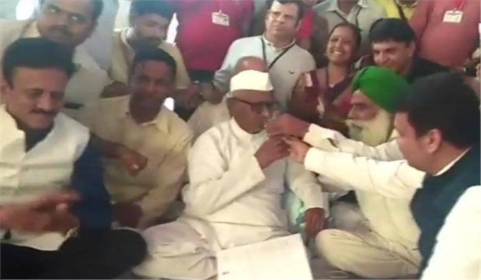 फडणवीस ने जूस पिलाकर अन्ना का तुड़वाया अनशन, सरकार ने मानी मांगे 
