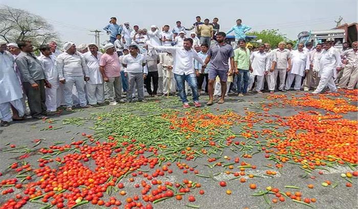 किसानों के ‘गांव बंद‘ आंदोलन का तीसरा दिन, सब्जी और दूध के दामों में बढ़ोत्तरी