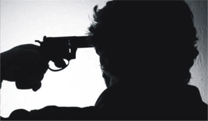 उत्तर प्रदेश: किसान ने खुद को मारी गोली, गंभीर रूप से घायल उत्तर प्रदेश: किसान ने खुद को मारी गोली, गंभीर रूप से घायल