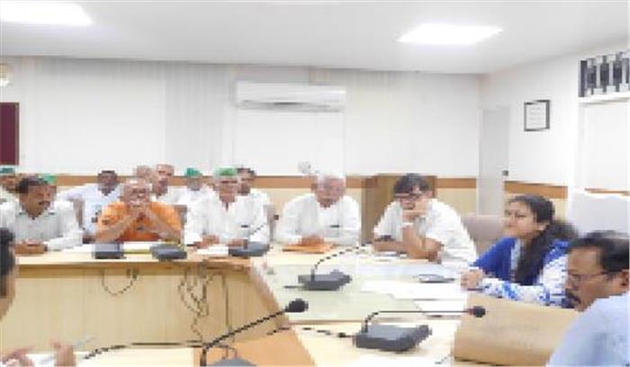 जिलाधिकारी बोलीं किसानों का हित पहले