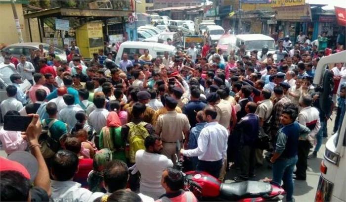  किसानों के गांव बंद आंदोलन के दौरान पुलिस ने भरवाए बांड