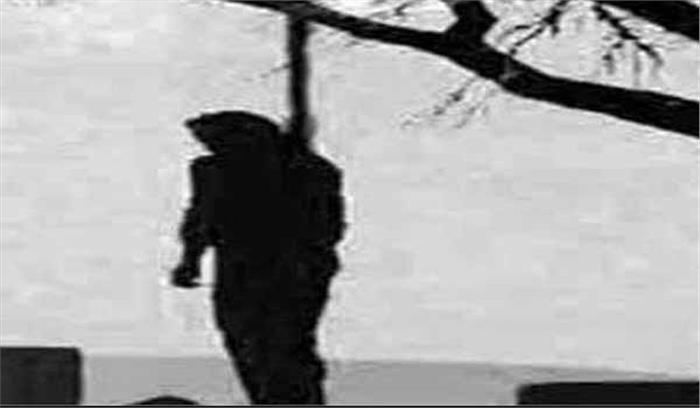 किसान का शव पेड से लटकता मिला 